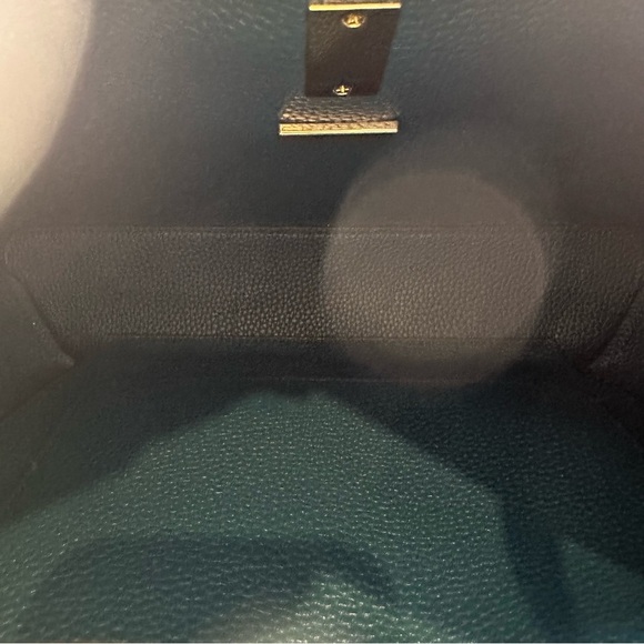 NEW GUESS GIANESSA LEATHER LIKE TOTE IN PETROL - Picture 8 of 10